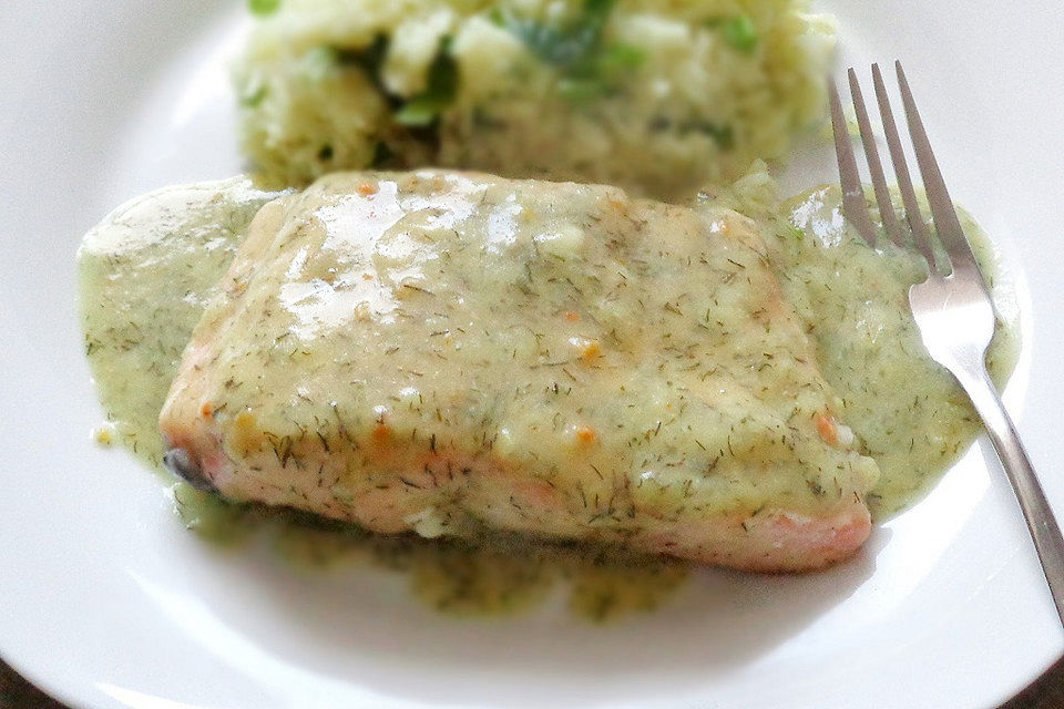 Pochierter Lachs in Meerrettichsoße