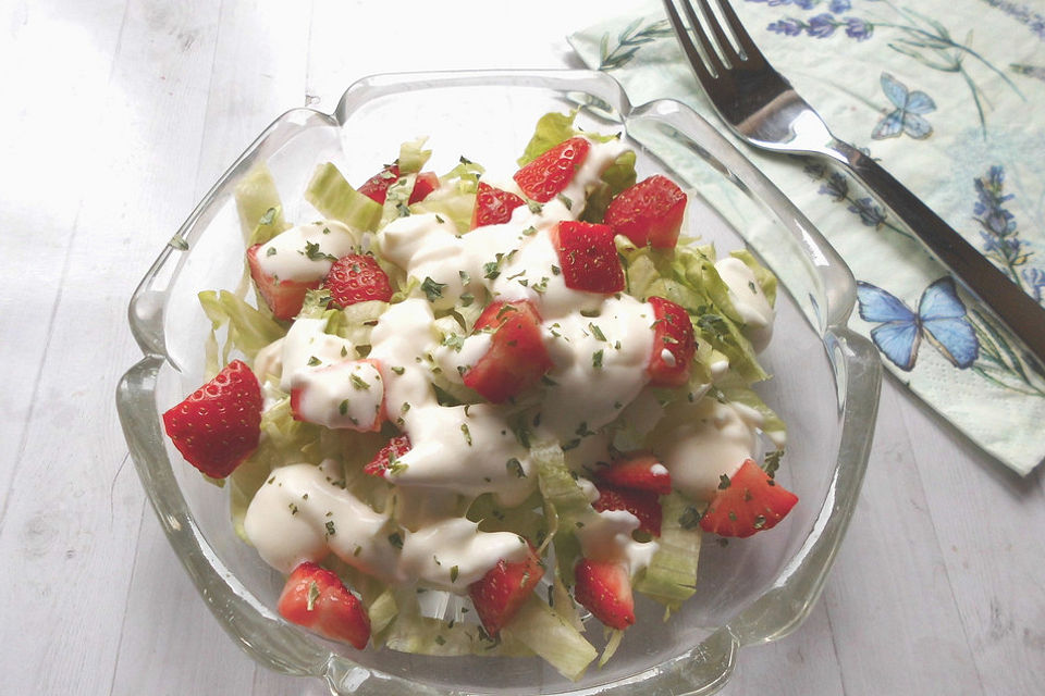 Eisbergsalat mit Erdbeeren