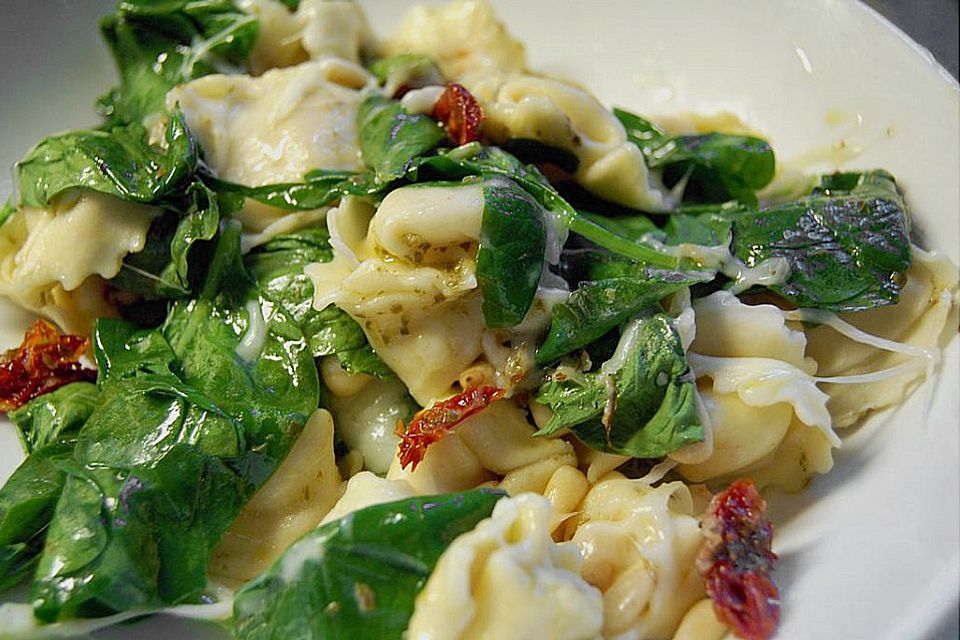 Käsetortellinisalat mit Rucola