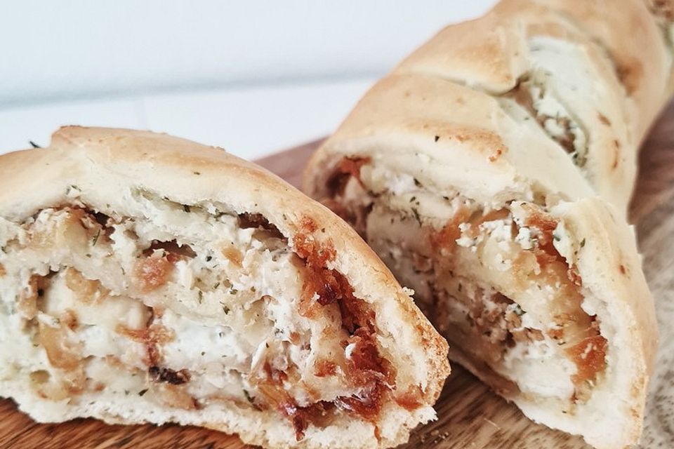 Gerolltes Zwiebelbrot mit Frischkäse