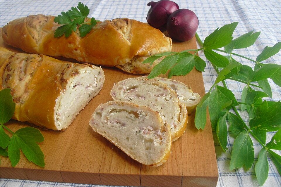 Gerolltes Zwiebelbrot mit Frischkäse