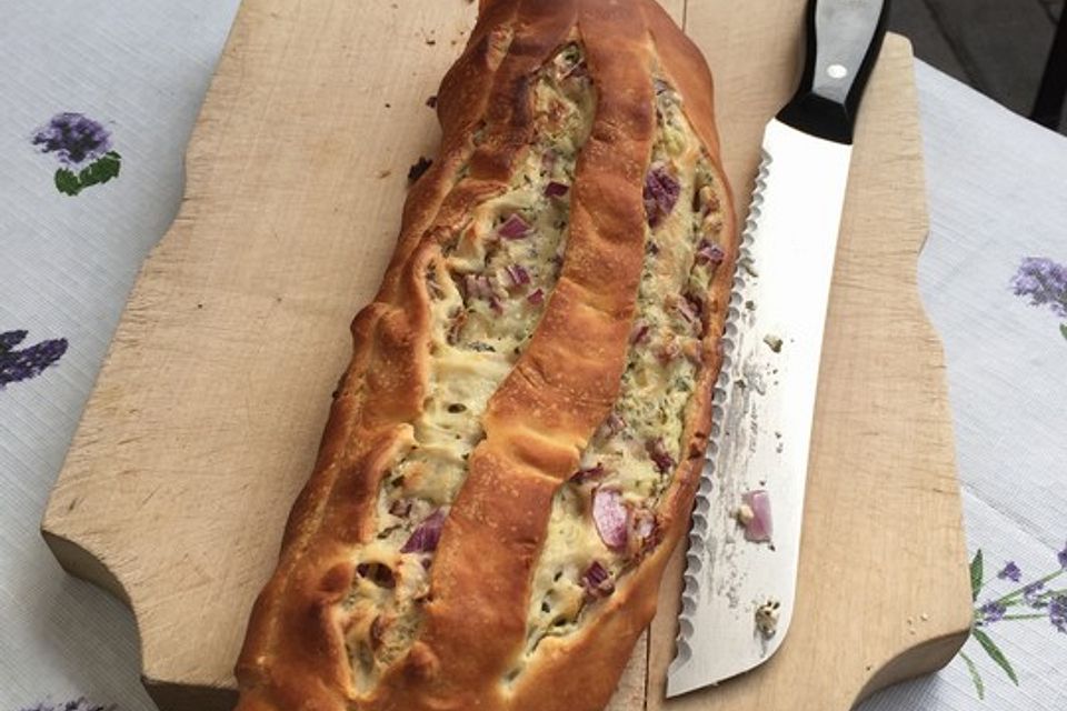 Gerolltes Zwiebelbrot mit Frischkäse