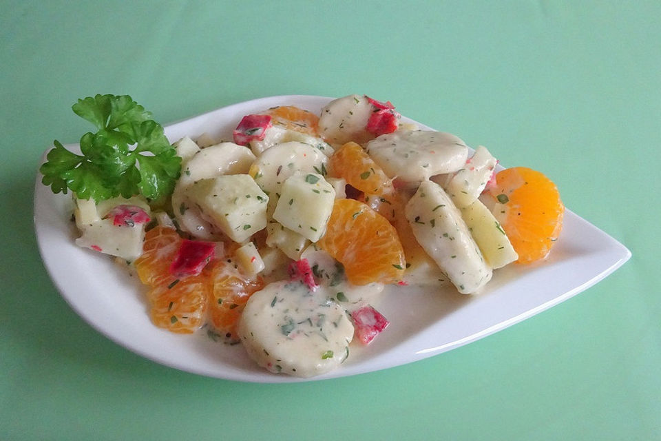 Pikanter Obstsalat mit Käse