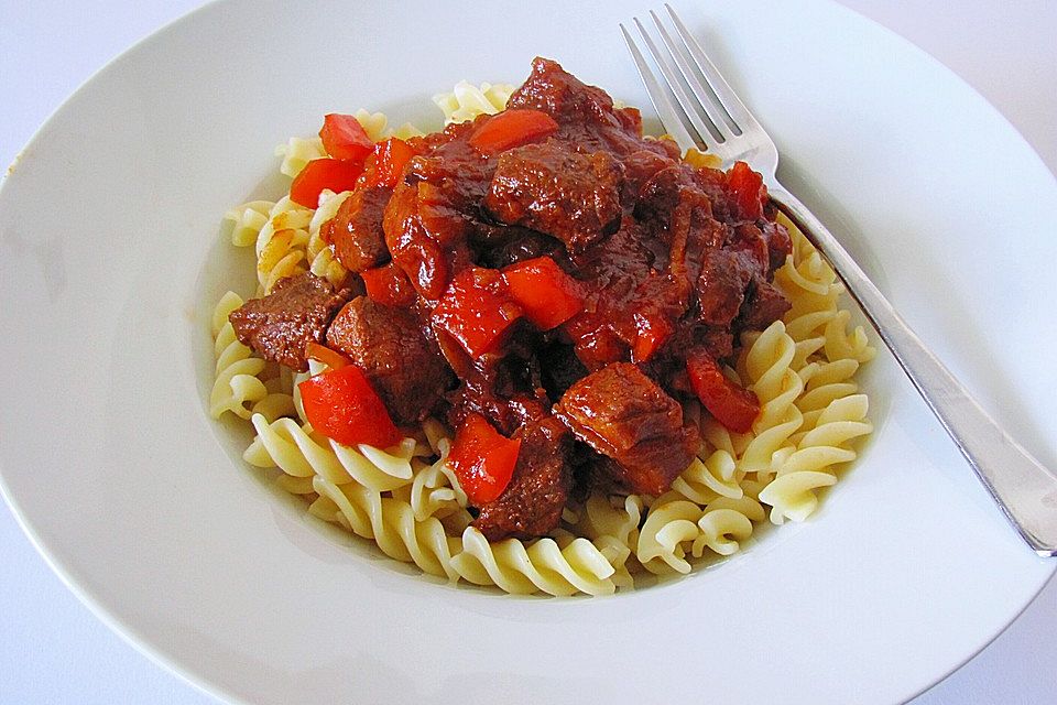 Gulasch in Rotweinsoße