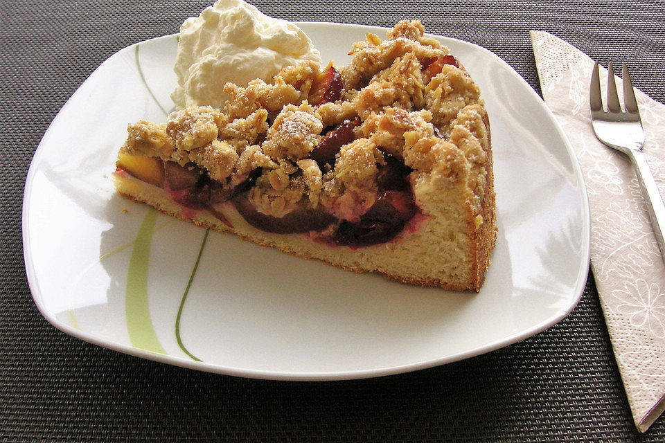 Kerniger Zwetschgenkuchen mit Streuseln