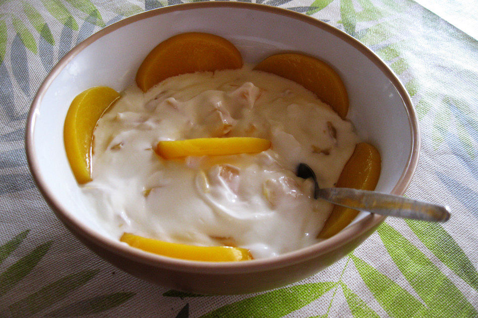 Quarkdessert mit Pfirsichen