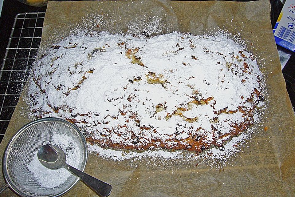 Quarkstollen mit Marzipanfüllung