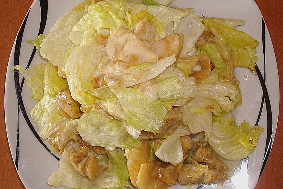 Eisbergsalat mit fruchtiger Hähnchenbrust