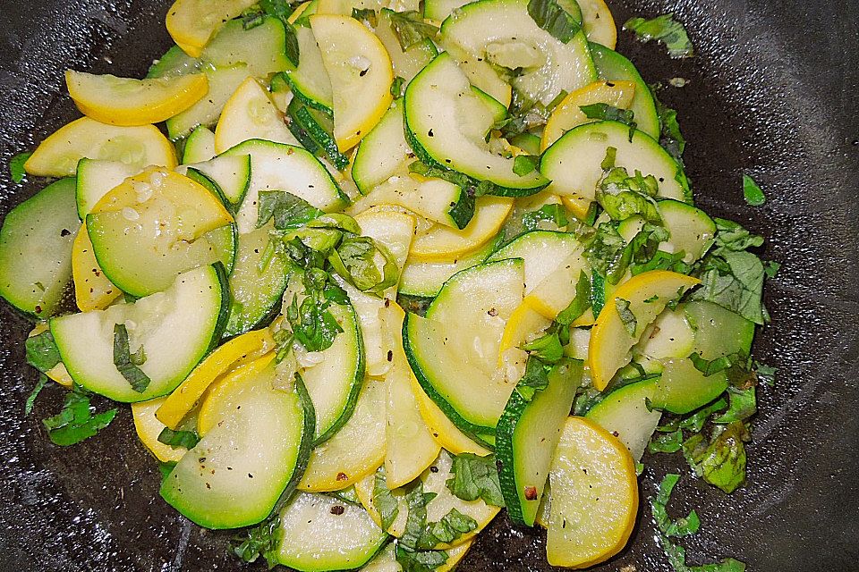 Zucchinigemüse mit Basilikum