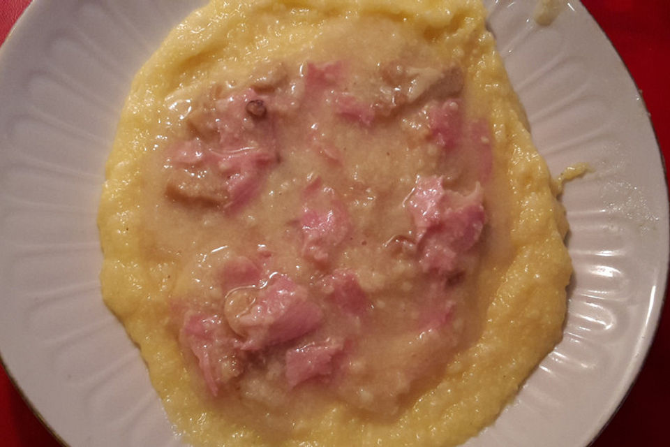 Polenta mit Luganiga - Ragu