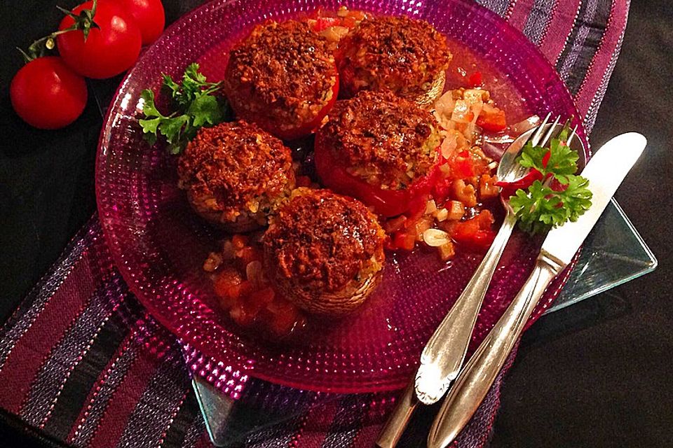 Gefüllte Pilze und Tomaten