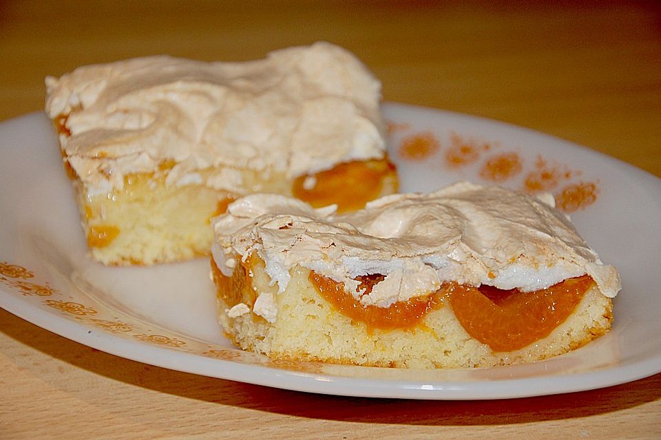 Marillenkuchen mit Vanillehäubchen