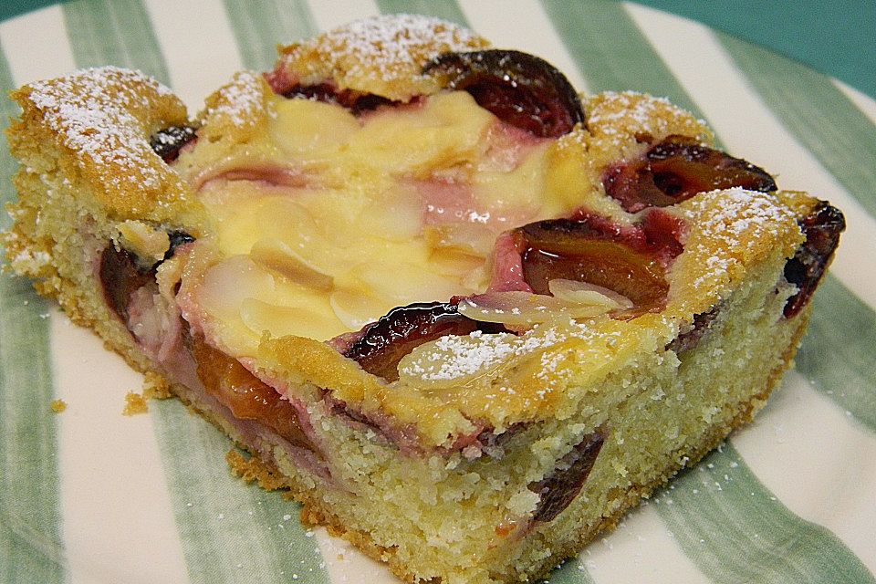 Pflaumen - Blechkuchen mit Mandelkruste