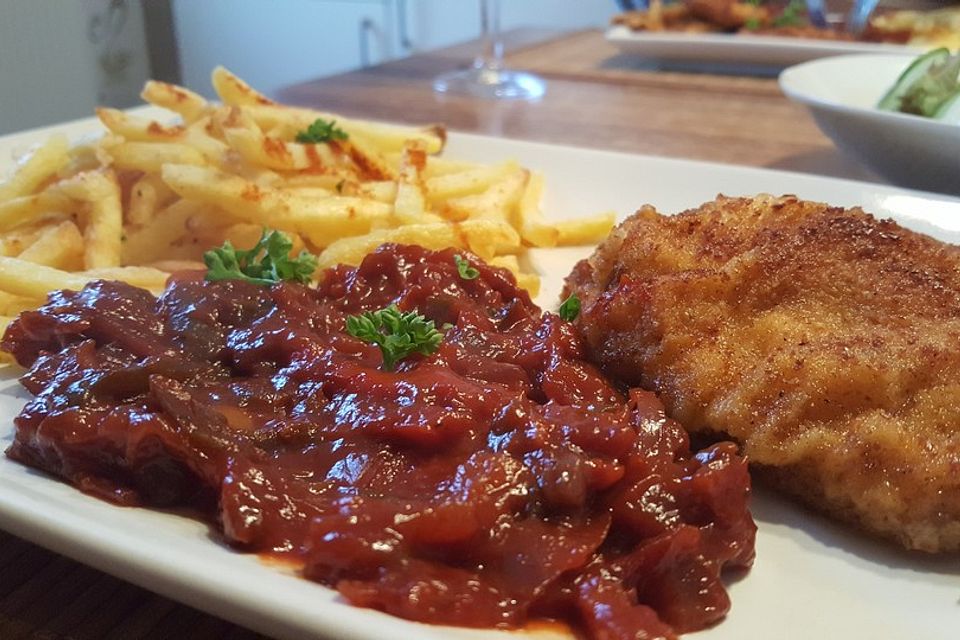 Schnitzel mit Paprika-Tomatensauce