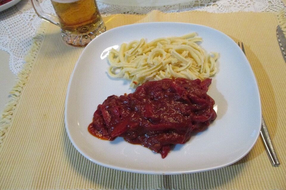 Schnitzel mit Paprika-Tomatensauce