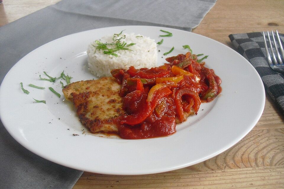 Schnitzel mit Paprika-Tomatensauce