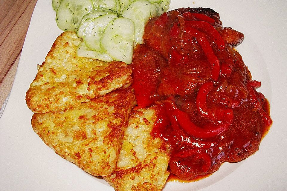 Schnitzel mit Paprika-Tomatensauce