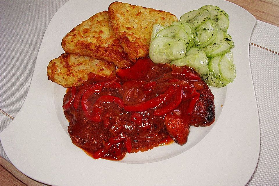 Schnitzel mit Paprika-Tomatensauce