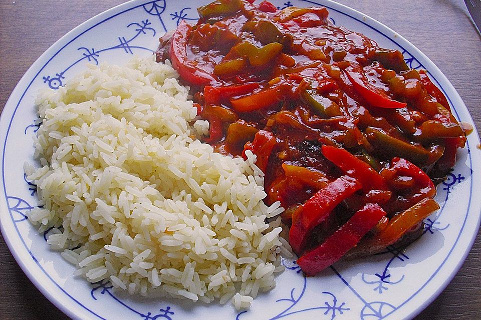 Schnitzel mit Paprika-Tomatensauce