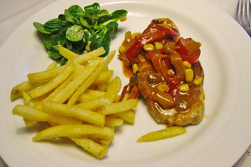 Schnitzel mit Paprika-Tomatensauce