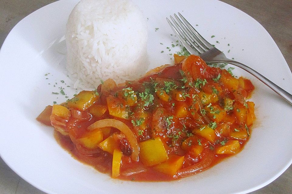 Schnitzel mit Paprika-Tomatensauce