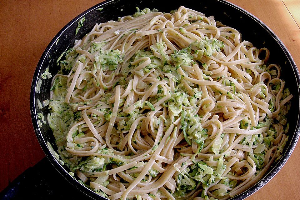 Spaghetti mit Zucchinisauce