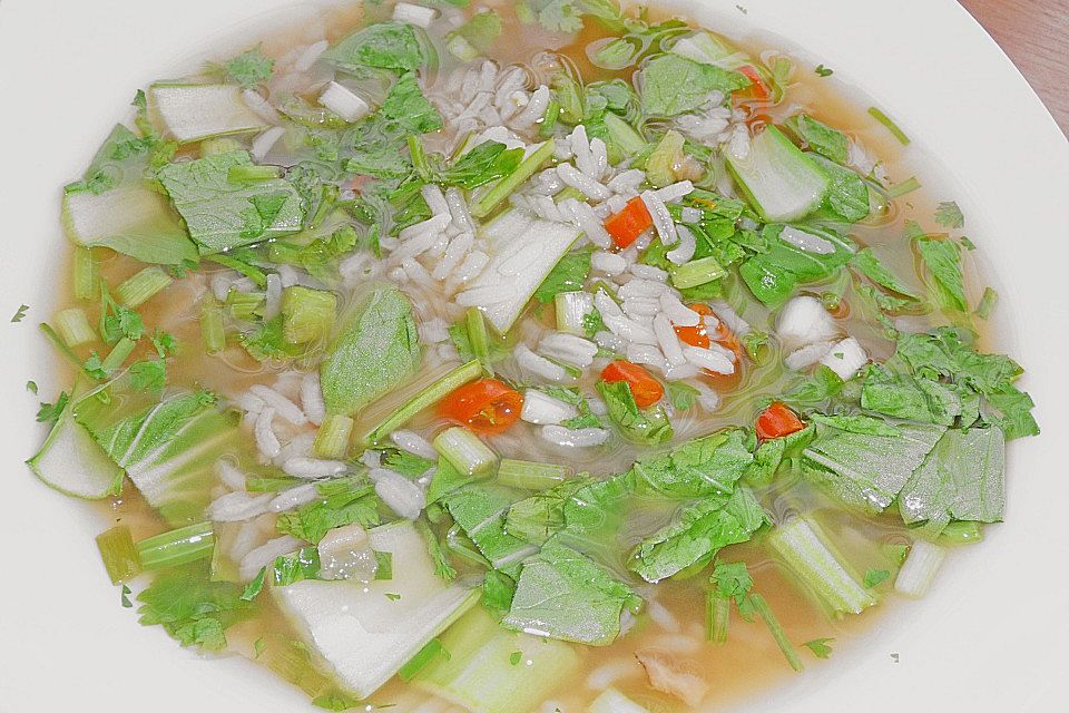 Thailändische Reissuppe mit Garnelen