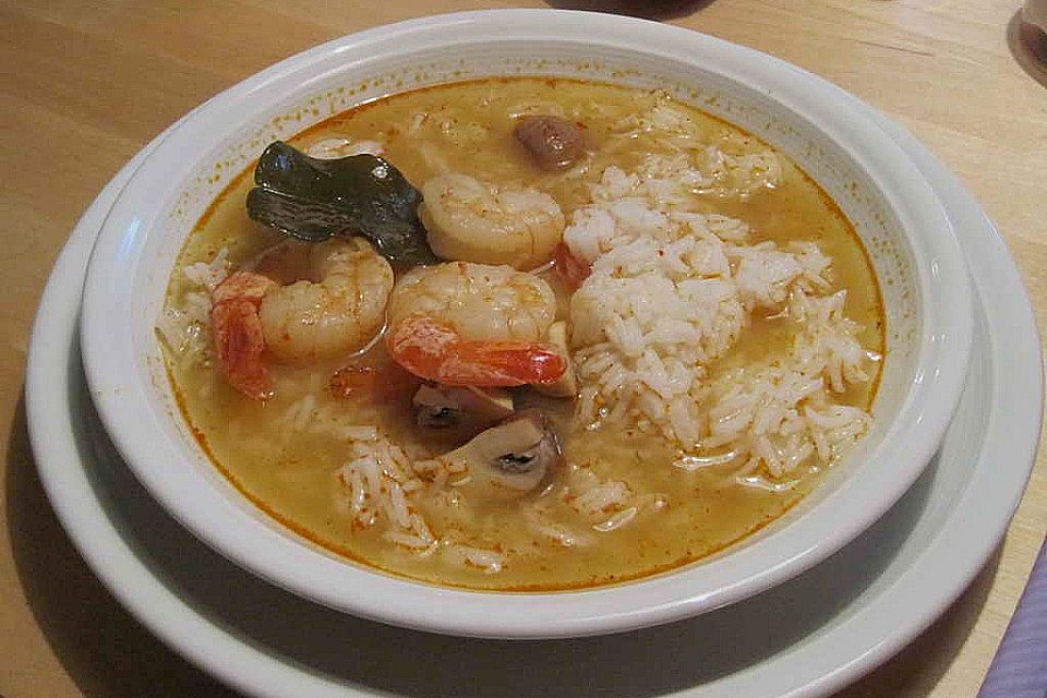 Thailändische Reissuppe mit Garnelen