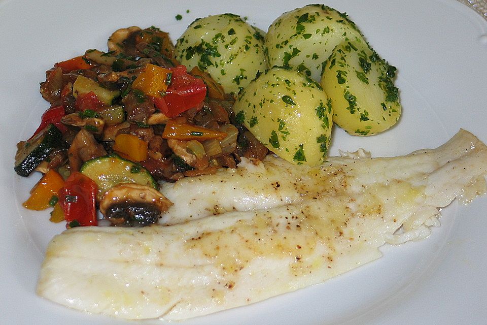 Mediterraner Fisch mit Gemüsesoße