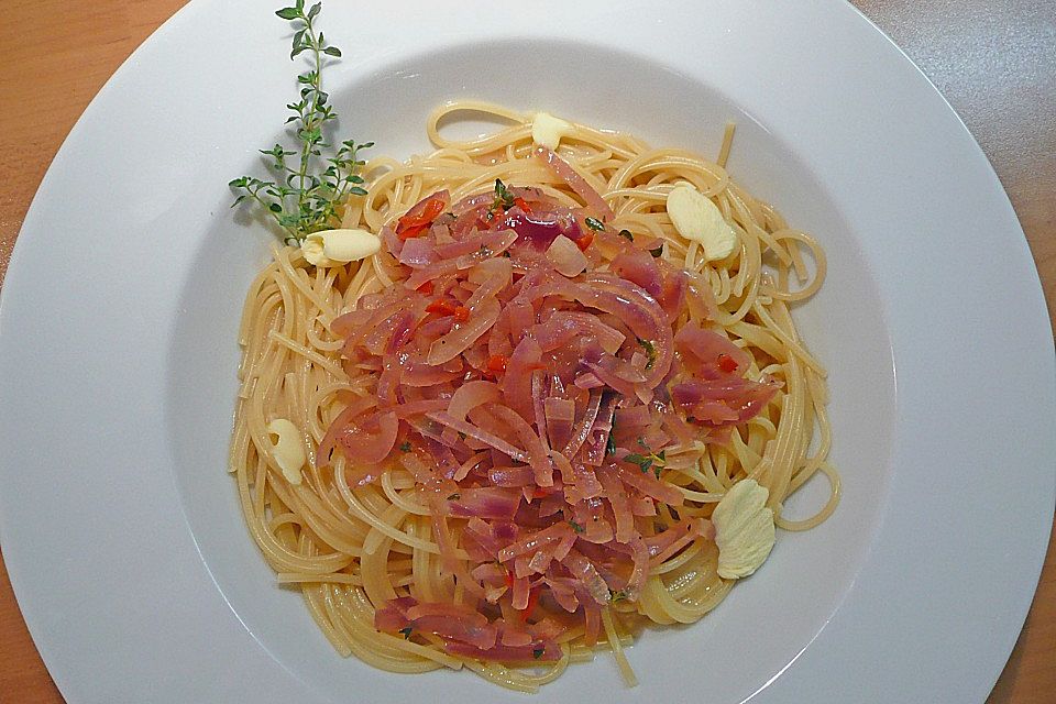 Spaghetti mit roten Zwiebeln