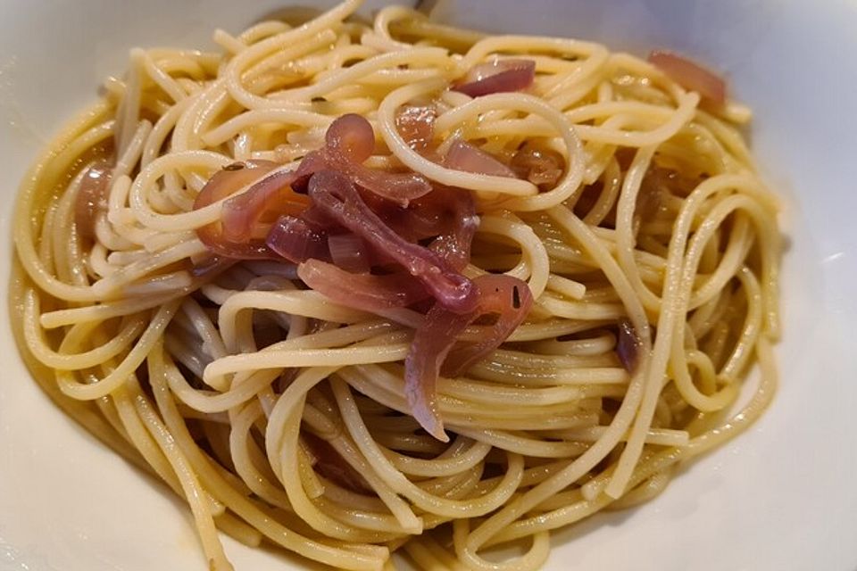 Spaghetti mit roten Zwiebeln