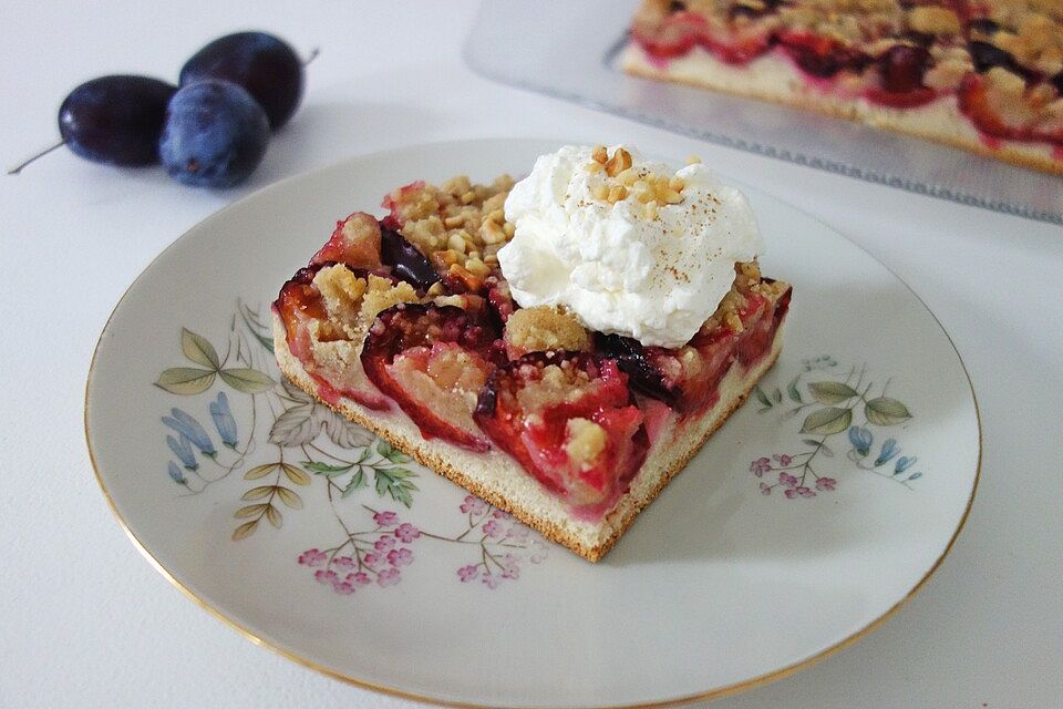 Pflaumenhefekuchen mit Streuseln