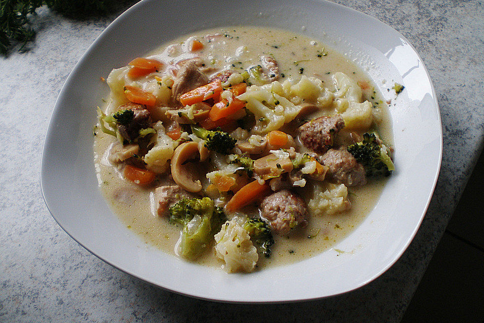 Geflügelcremesuppe mit Klößchen