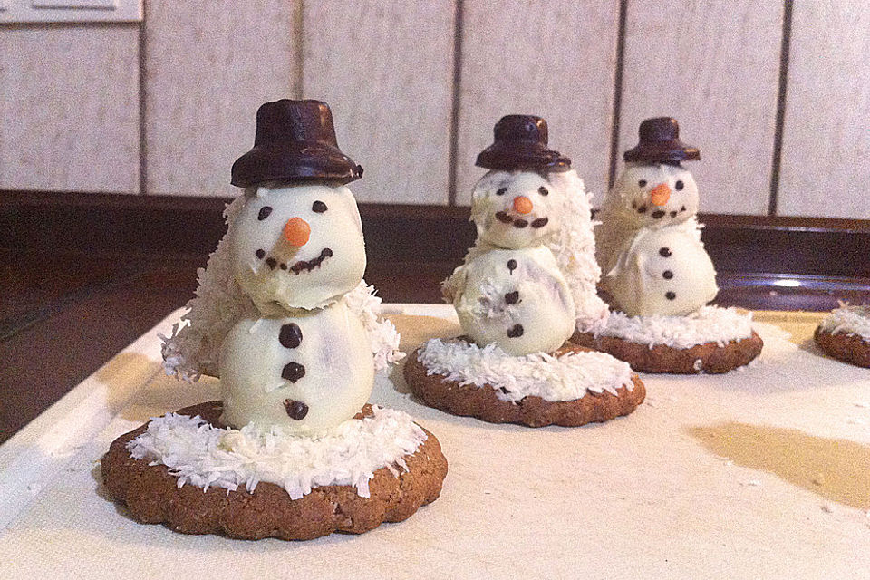 Schneemann im Winterwald