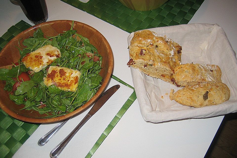 Panierter Feta auf Rucola