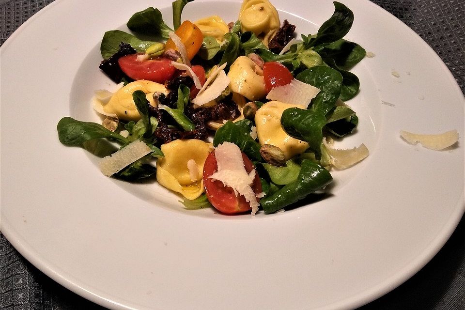 Tortellinisalat mediterraner Art