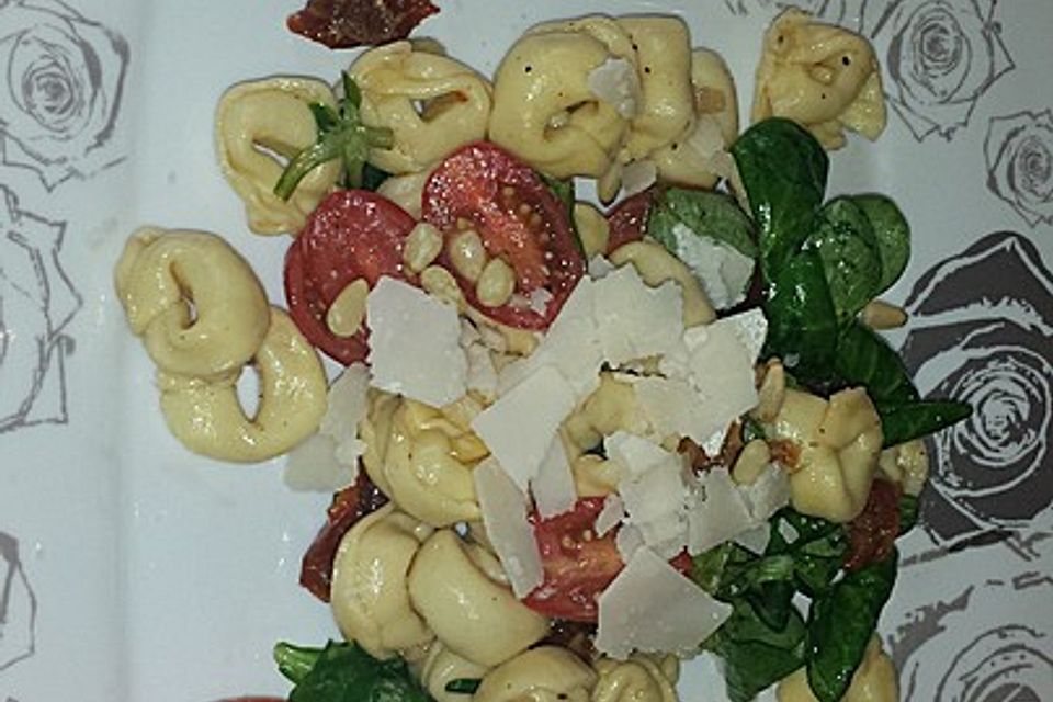 Tortellinisalat mediterraner Art