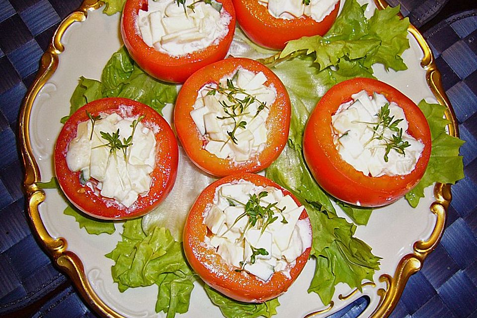 Käsesalat in Tomaten