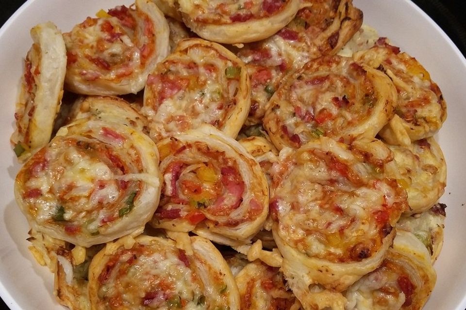 Blätterteig Pizza - Schnecken