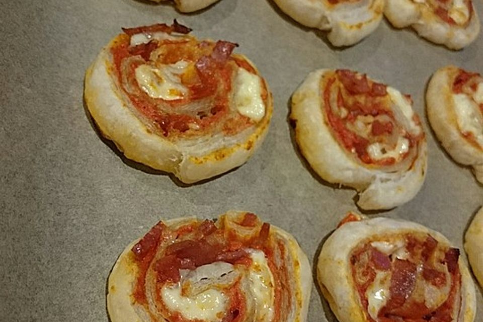 Blätterteig Pizza - Schnecken