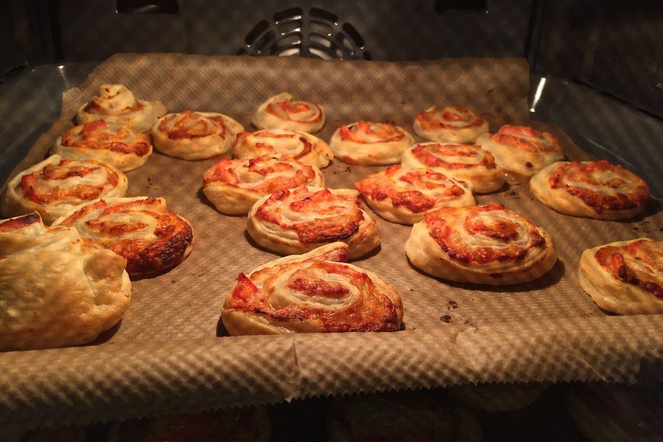 Blätterteig Pizza - Schnecken