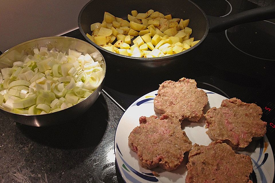 Fleischpflanzerl mit Kartoffel-Lauchgemüse