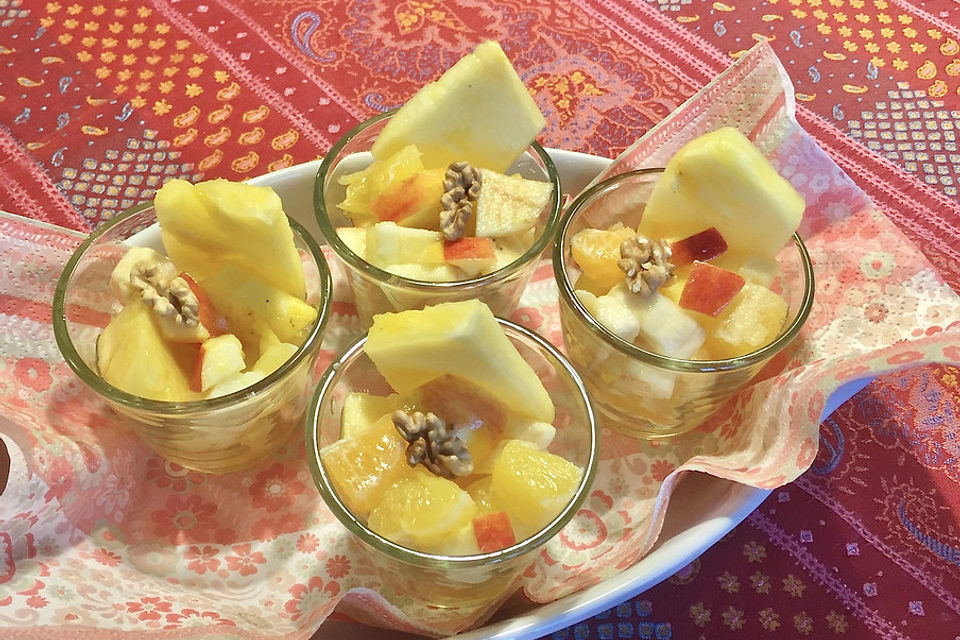 Gelber Obstsalat mit Walnüssen