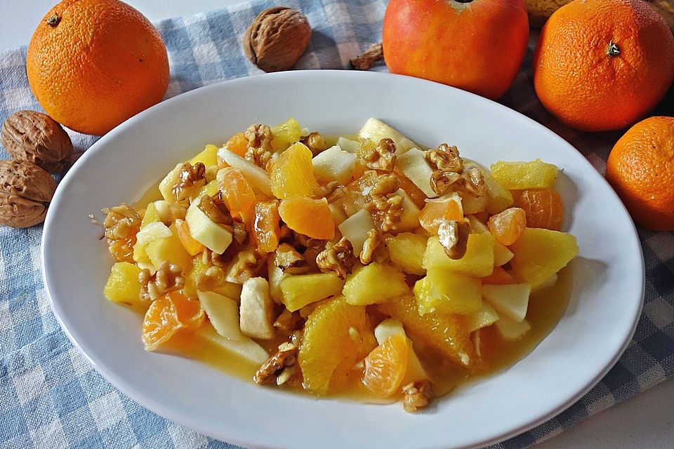 Gelber Obstsalat mit Walnüssen