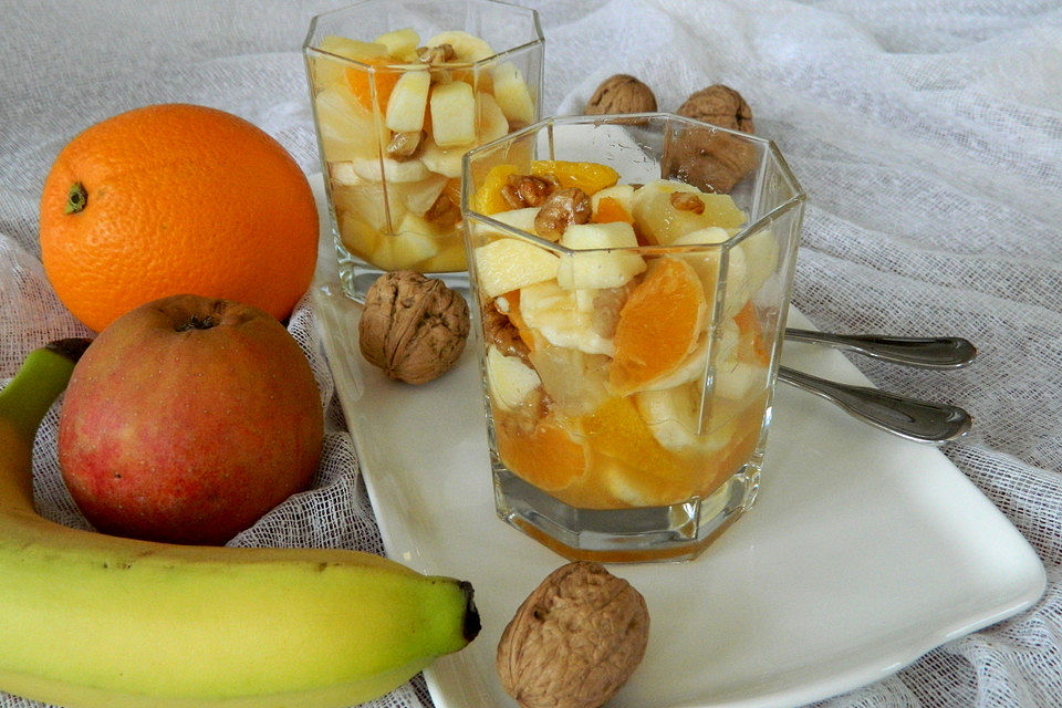 Gelber Obstsalat mit Walnüssen