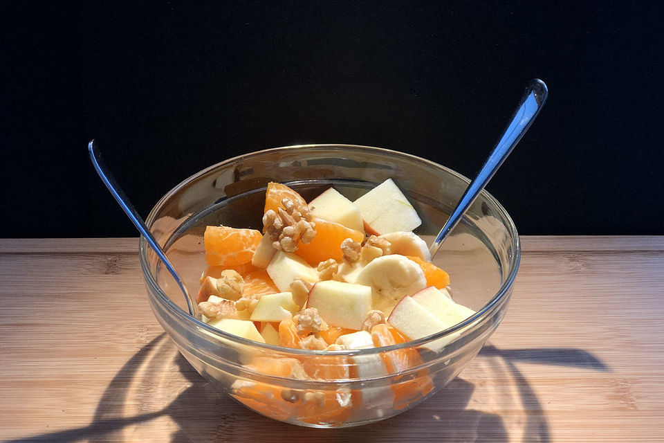 Gelber Obstsalat mit Walnüssen