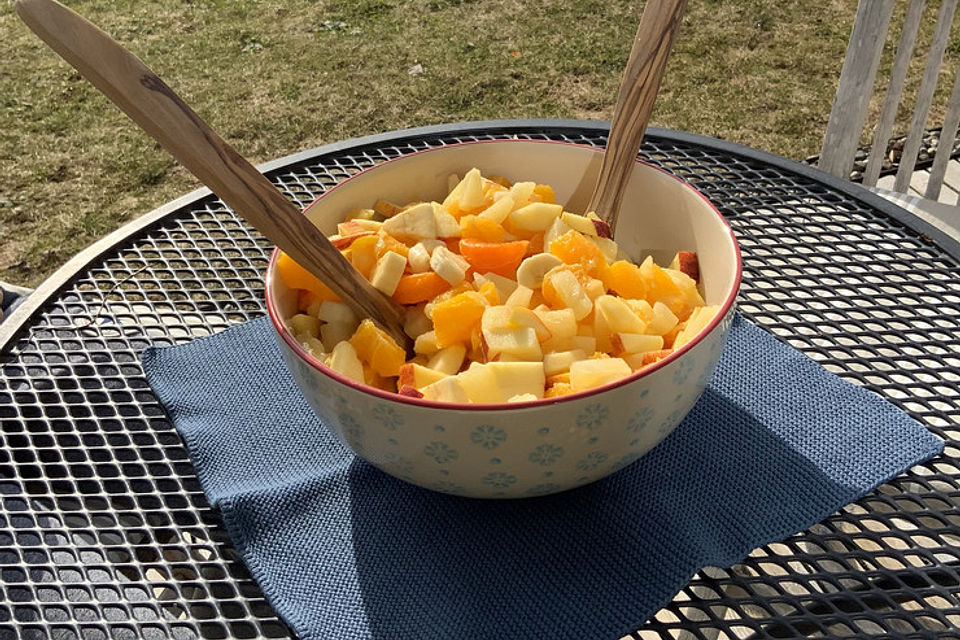 Gelber Obstsalat mit Walnüssen