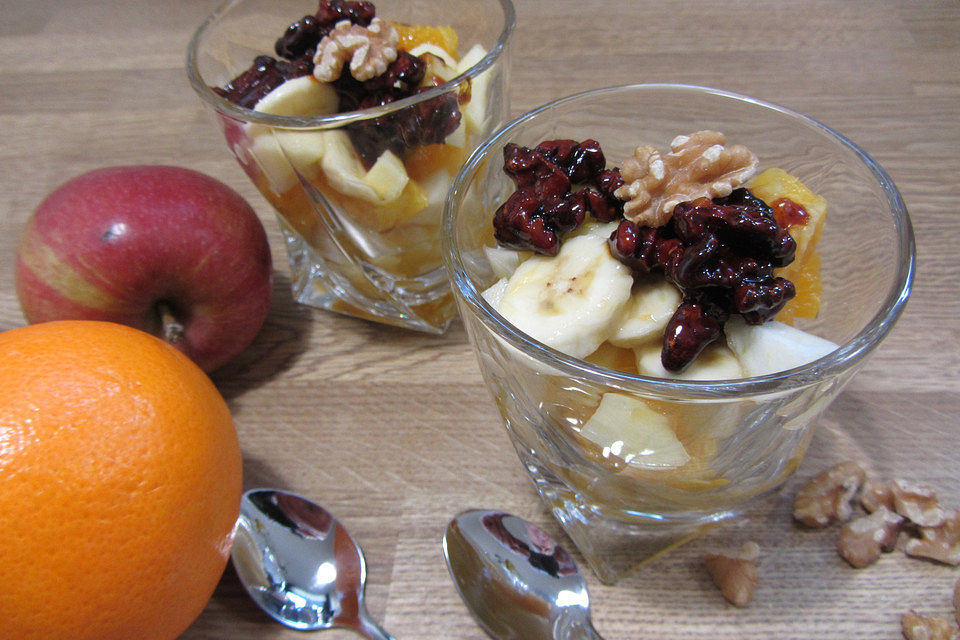 Gelber Obstsalat mit Walnüssen