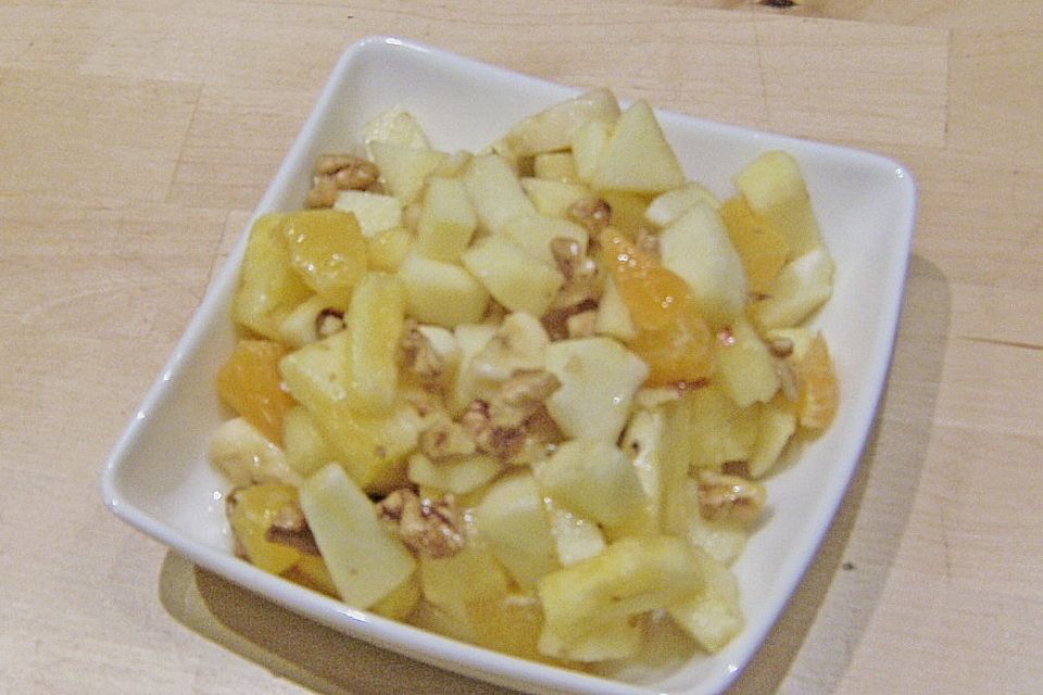 Gelber Obstsalat mit Walnüssen