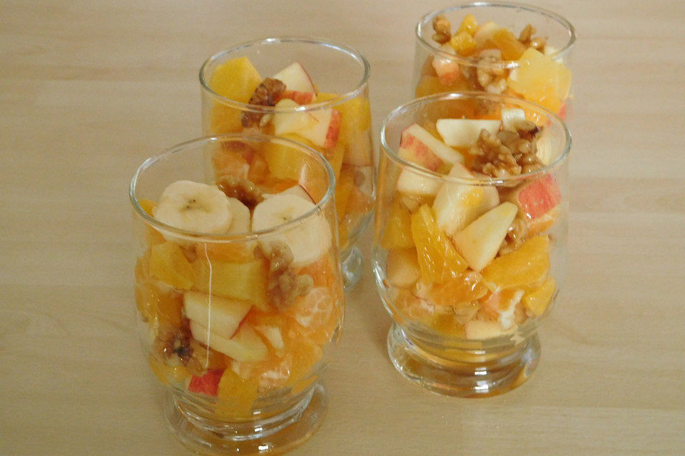 Gelber Obstsalat mit Walnüssen